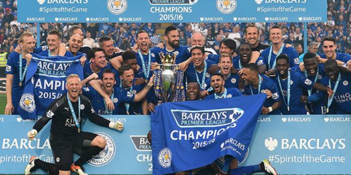 Leicester City in estasi dopo la vittoria del titolo